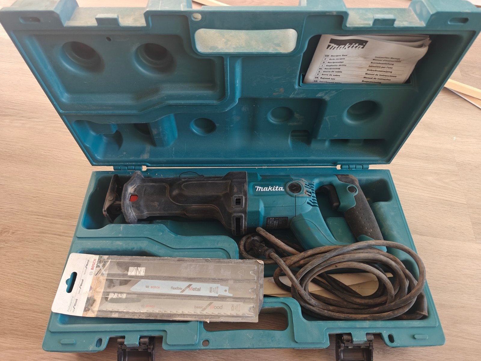Makita Reciprozaag JR3050T inclusief zaagbladen, Gebruikt, 70 mm of meer, 600 tot 1200 watt, Ophalen of Verzenden