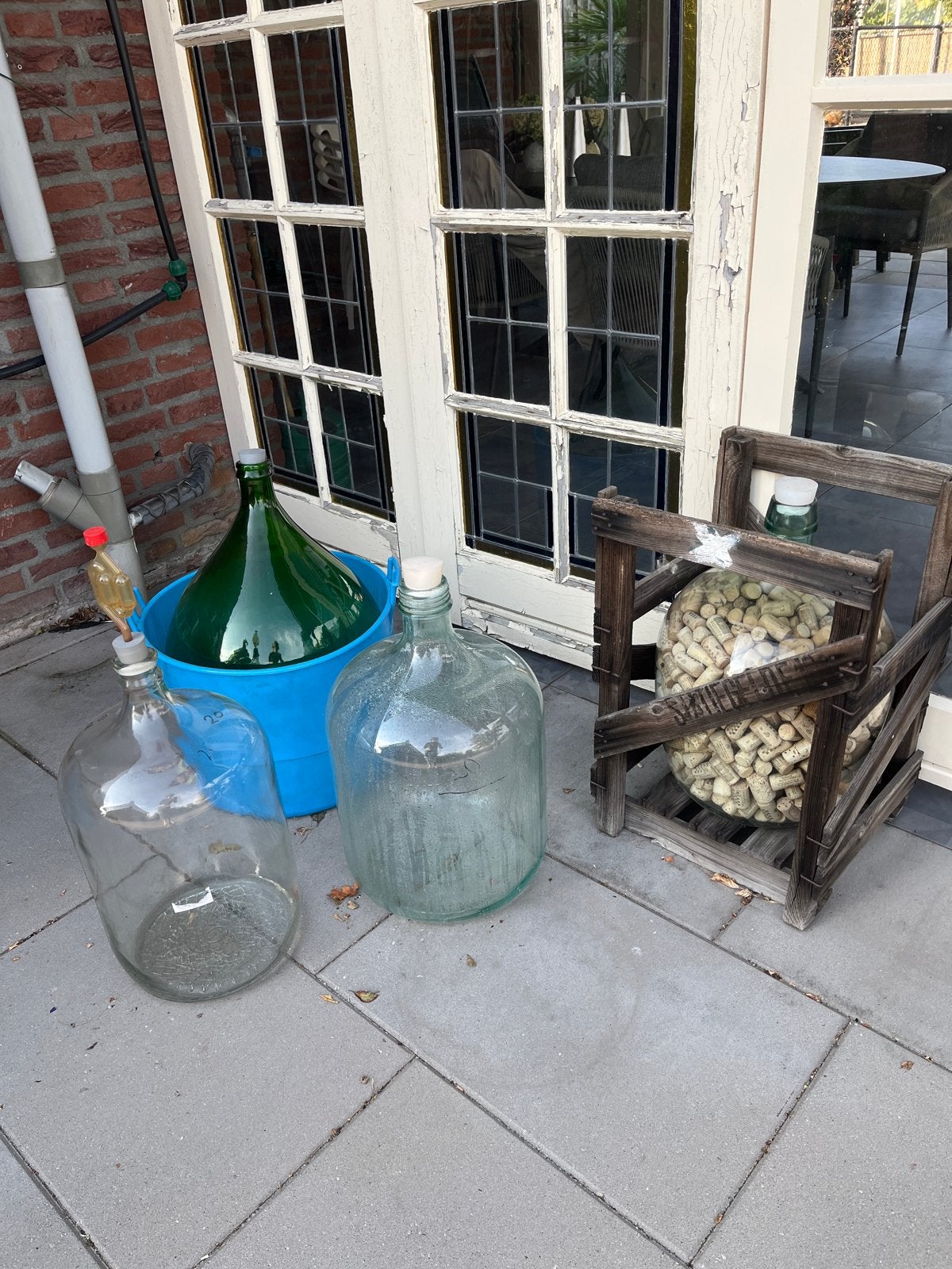 Grote glazen flessen en mandfles met kurken, Antiek en Kunst, Ophalen