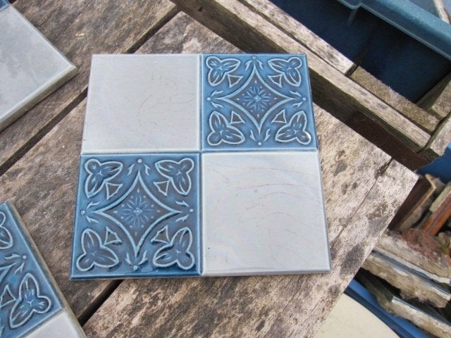 23 stuks Antieke wandtegels grijs met blauw relief 15x15cm, Ophalen