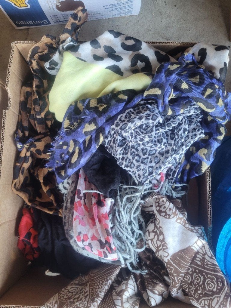 13 sjaals diverse kleuren en maten, Ophalen of Verzenden, Zo goed als nieuw, Maat 38/40 (M), Sjaal