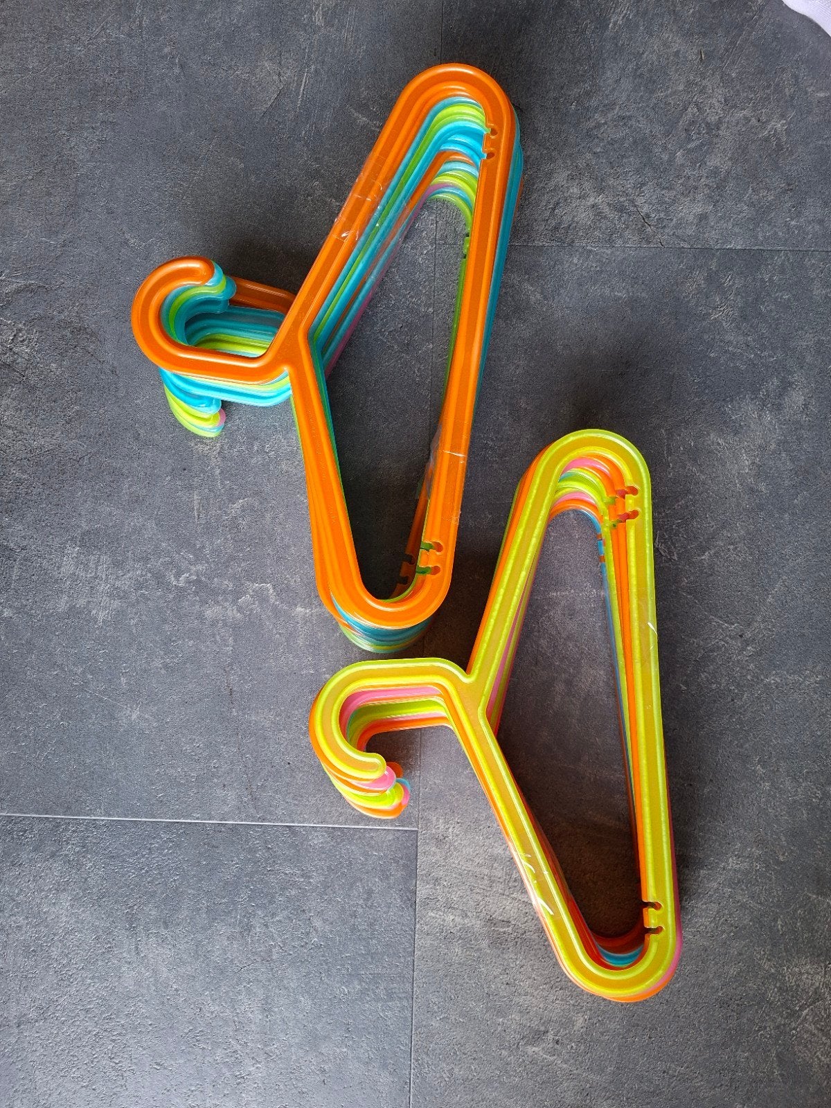 34 kleurrijke kinderhangers van IKEA - gratis af te halen, Kleding | Dames, Ophalen, Gebruikt, Kunststof, Kinderen