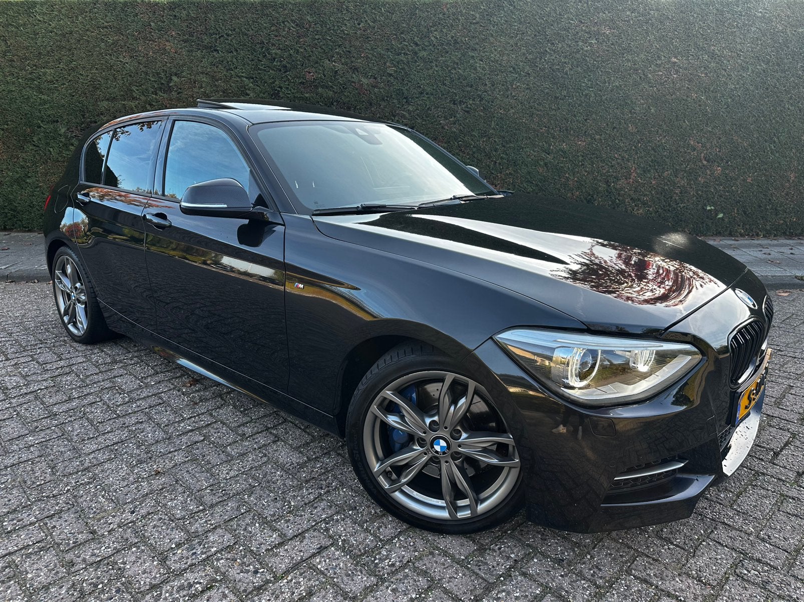 BMW M135i xDrive | 320 PK | High Exec | Pano | Sportautomaat, Auto's, 320 pk, Zwart, 75 €/maand, Vierwielaandrijving
