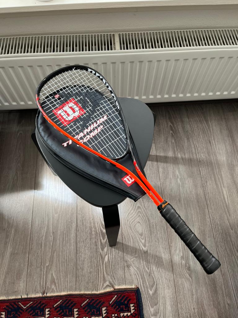 Wilson Titanium Comp squash racket inclusief hoes, Ophalen of Verzenden, Zo goed als nieuw