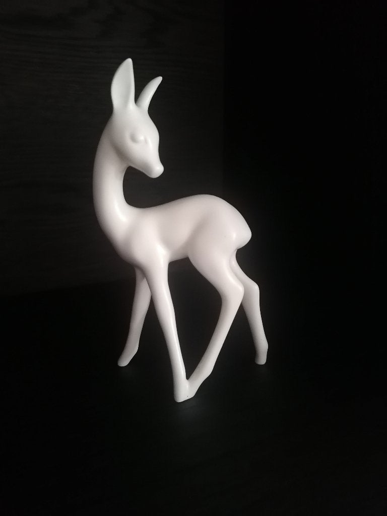 mooi wit beeldje van 18 cm plateel in model van bambi hert, Ophalen of Verzenden