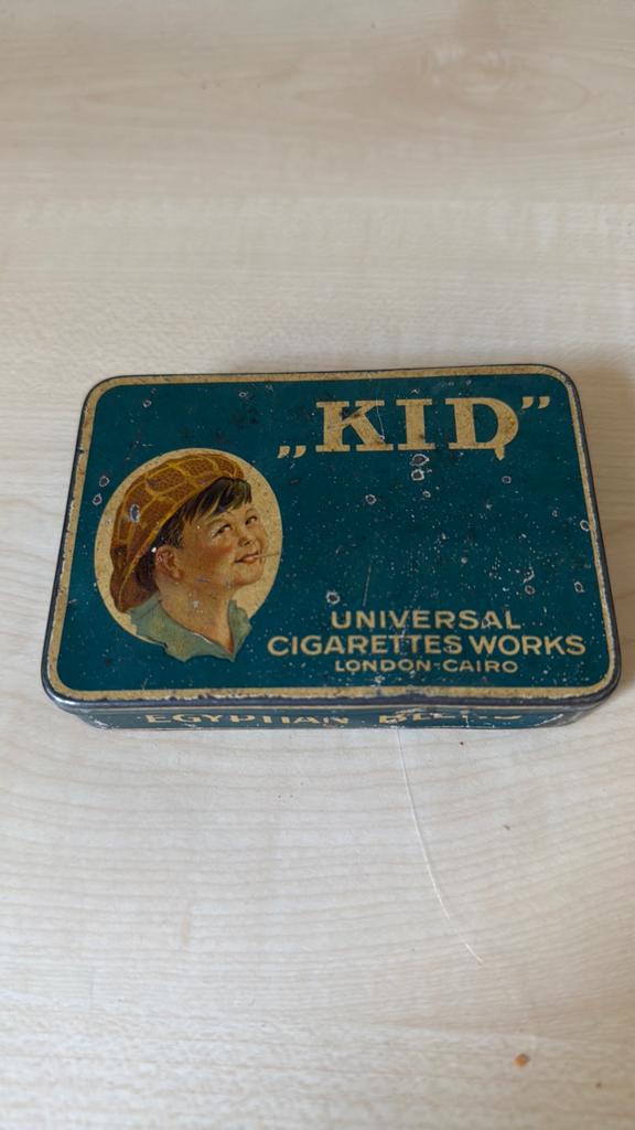 Vintage "KID" Sigarettenblikje - Universal Cigarettes, Ophalen of Verzenden, Gebruikt, Tabaksdoos of Verpakking