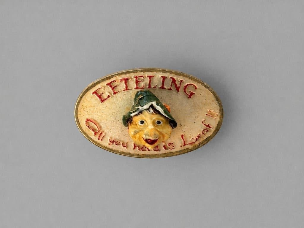 Efteling pin - All you need is laaf, Ophalen of Verzenden, Gebruikt, Button of Speldje