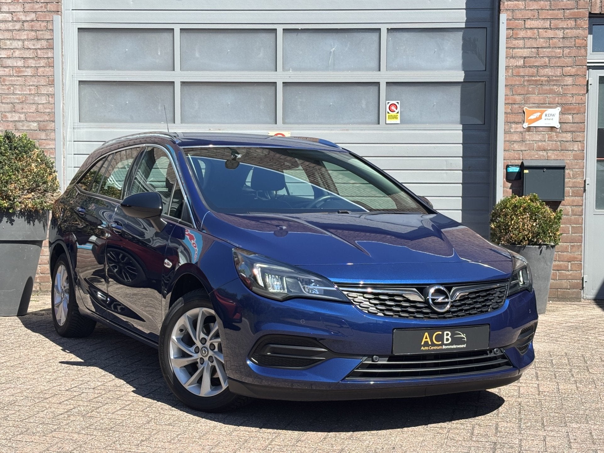 Opel Astra Sports Tourer 1.2 Business Elegance Dealer onderh, Auto's, Gebruikt, Euro 6, 1199 cc, Blauw