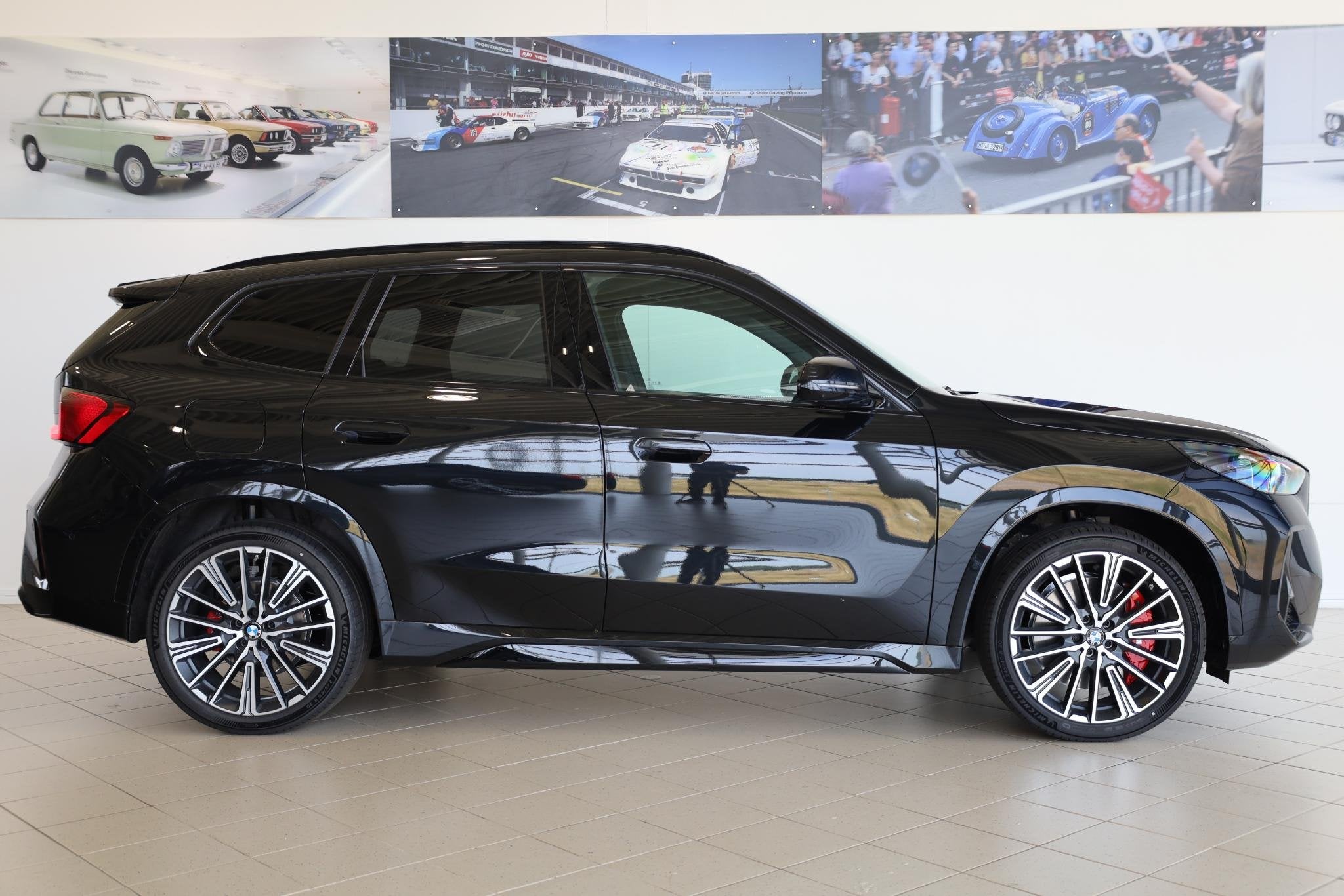 BMW iX1 eDrive20 | M Sport Pro | Panoramadak | Driving Assis, 514 km, Met garantie (alle), Zwart, 204 pk