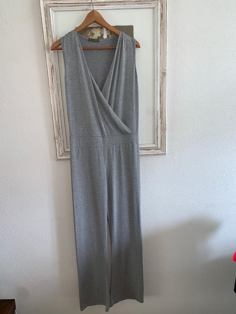 Mucho Gusto Grijze Jumpsuit Maat L nieuw, Kleding | Dames, Ophalen of Verzenden, Zo goed als nieuw, Maat 38/40 (M), Grijs