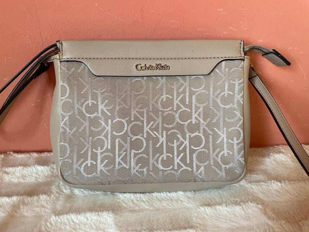 Calvin Klein licht roze crossbody tas met logo print, Sieraden, Tassen en Uiterlijk, Tassen | Damestassen, Verzenden, Zo goed als nieuw