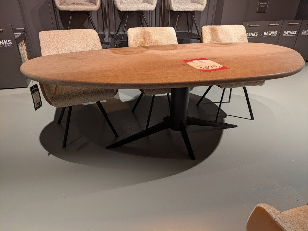 ORGANISCHE EETTAFEL WEGENS SHOWROOMWISSEL STERK AFGEPRIJSD