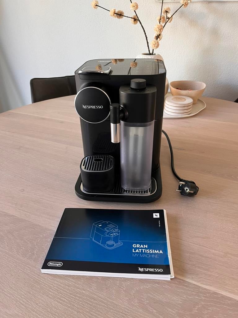 Nespresso gran lattissima DeLonghi, Witgoed en Apparatuur, Koffiezetapparaten, Ophalen of Verzenden, Zo goed als nieuw, Koffiemachine