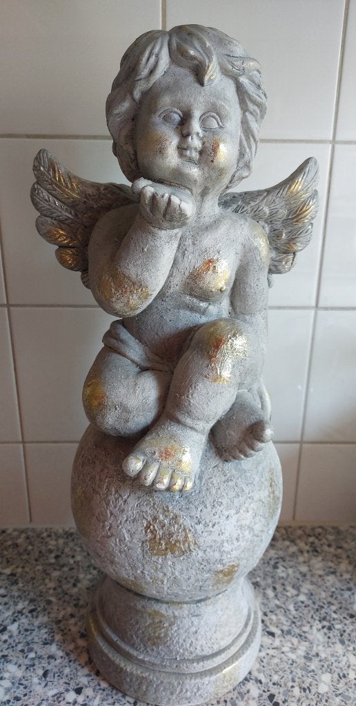 ENGEL OP BOL MET GOUD-ACCENTEN, IN NETTE STAAT, Ophalen of Verzenden, Gebruikt, Overige materialen, Brocante
