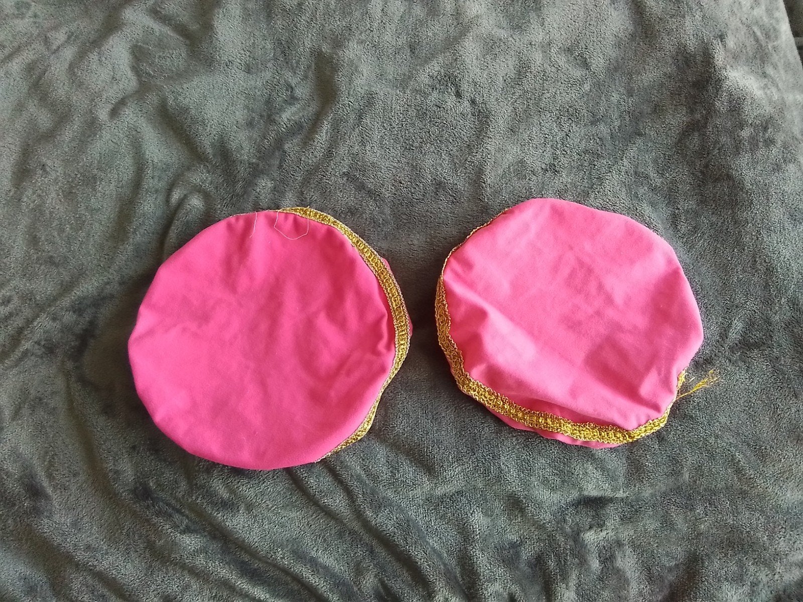 2 roze zwarte pieten mutsen, Ophalen of Verzenden, Gebruikt