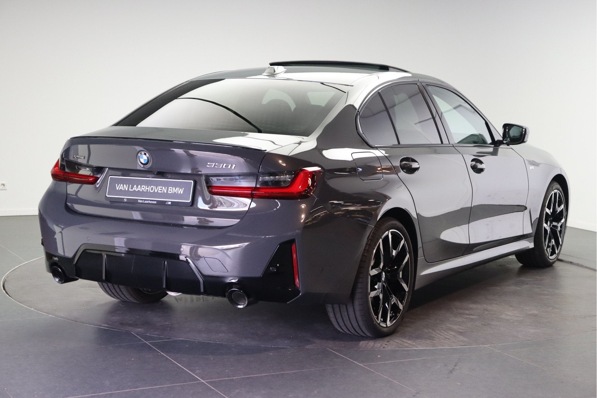 BMW 3 Serie 330i xDrive M Sport Automaat / Schuif-kanteldak, Automaat, Sportstoelen, Zwart, 4 cilinders