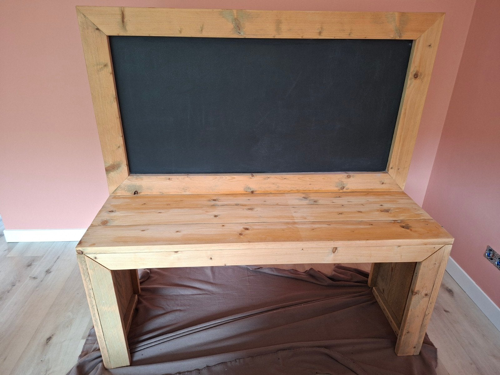 Houten bureau/knutseltafel met schoolbord - 140x140x47 cm, Ophalen, Tafel(s)
