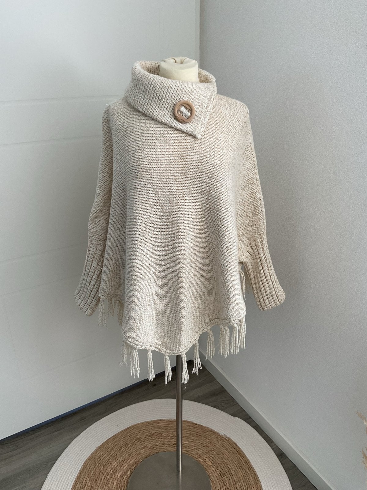 Nieuwe handgemaakte poncho uit Madeira, Verzenden, Nieuw, Maat 38/40 (M), Beige