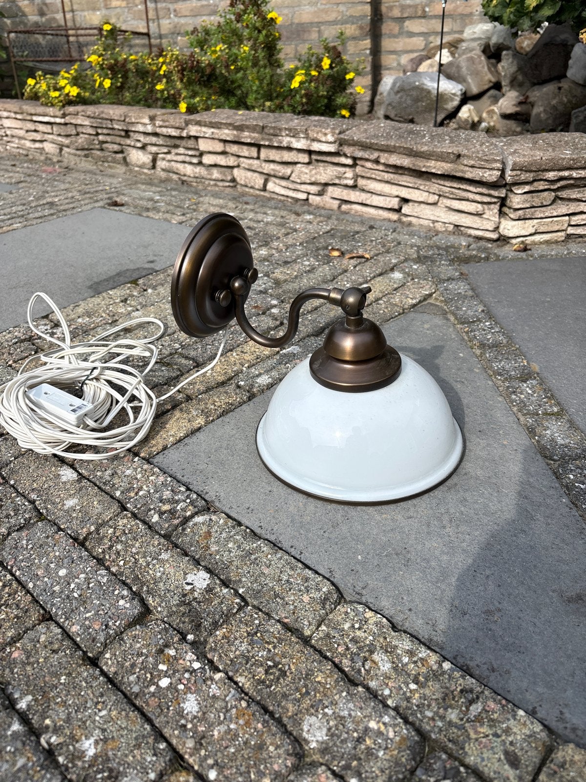 Verstelbare wandlamp met wit glazen kap, Huis en Inrichting, Gebruikt, Glas, Overige merken, Verstelbaar