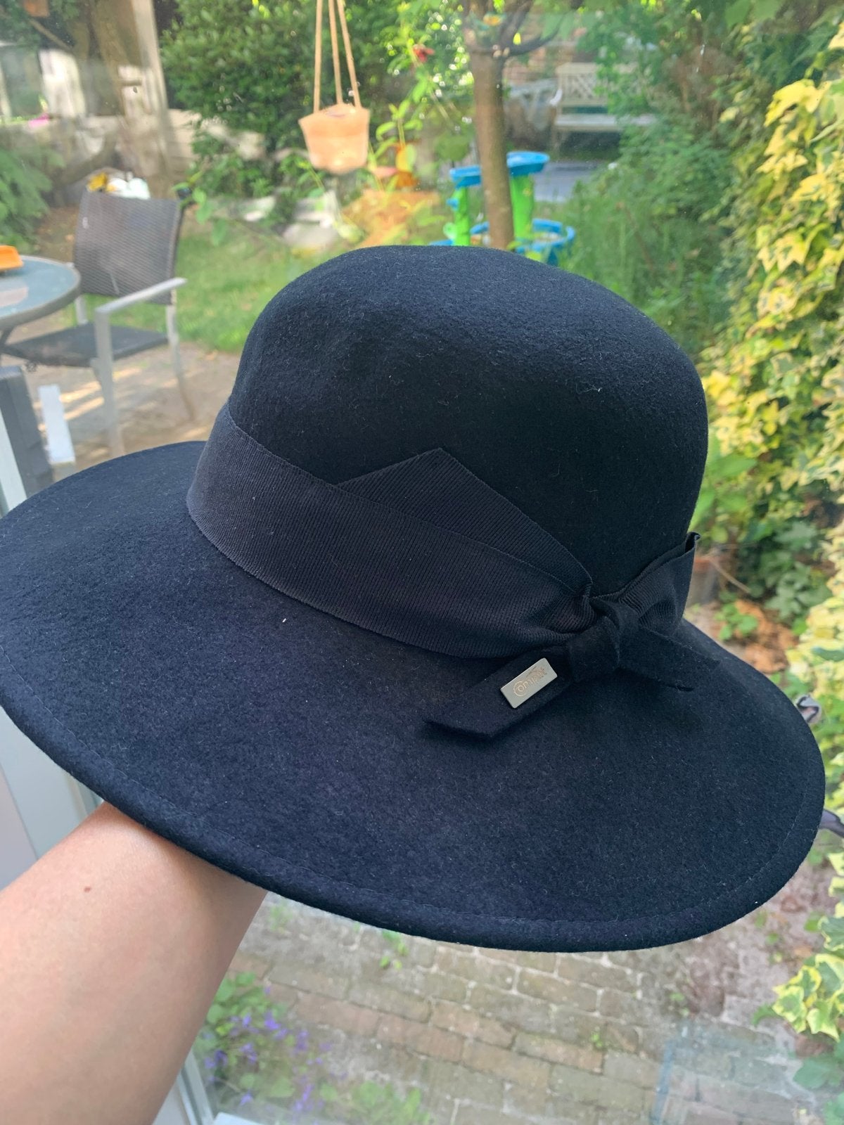 Elegante zwarte Complit hoed met strik, Ophalen of Verzenden, Zo goed als nieuw, One size fits all, Hoed