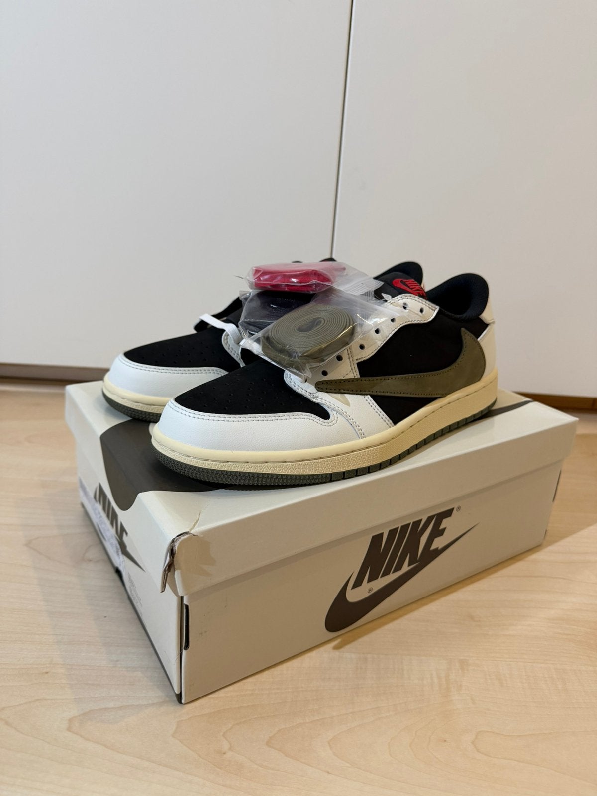 Nike Air Jordan 1 Low Travis Scott Olive, Kleding | Heren, Schoenen, Overige kleuren, Nieuw, Ophalen of Verzenden, Sneakers of Gympen