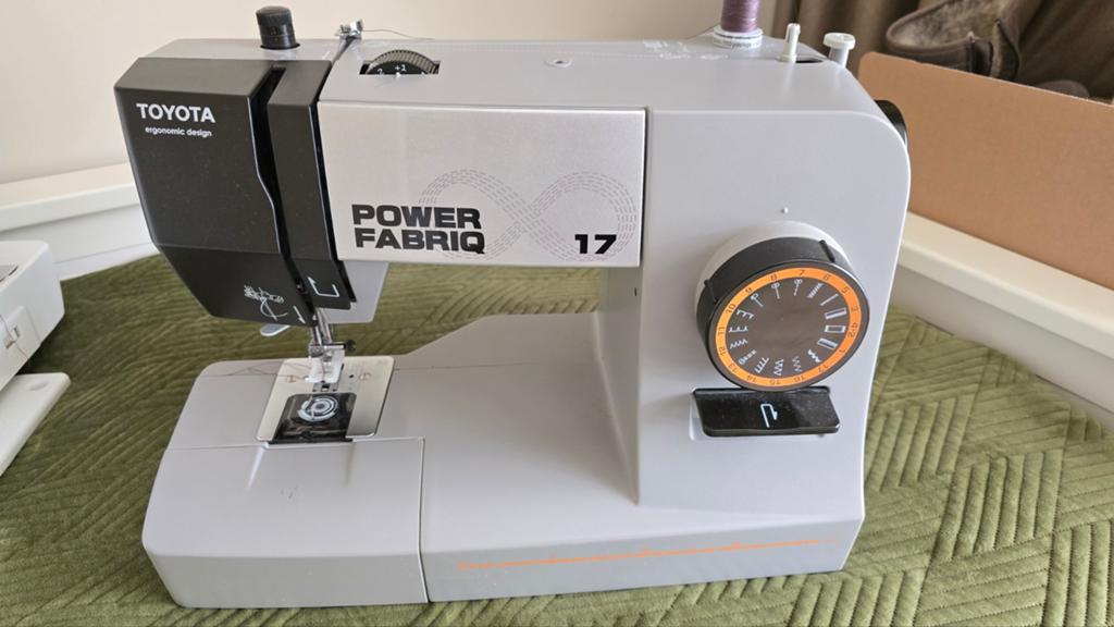 Toyota power fabric 17 naaimachine, Hobby en Vrije tijd, Naaimachines en Toebehoren, Ophalen of Verzenden, Gebruikt, Naaimachine