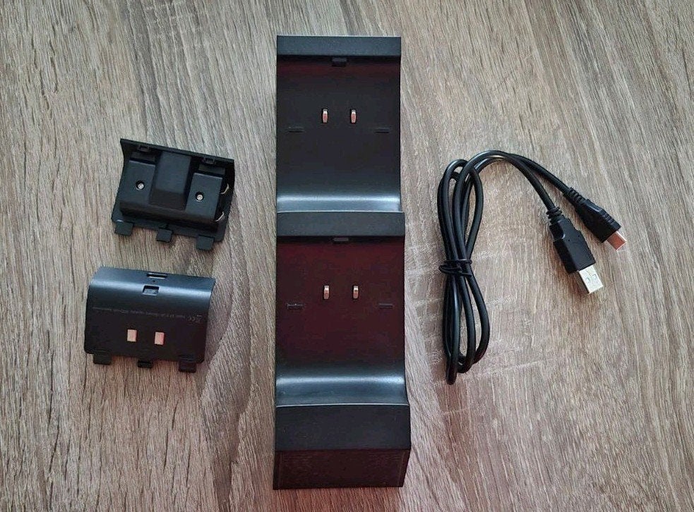 Xbox x/s Controller Oplaadstation van Q-Ware en 2 Batterijen, Ophalen of Verzenden, Gebruikt, Voeding of Kabel, Xbox Series X