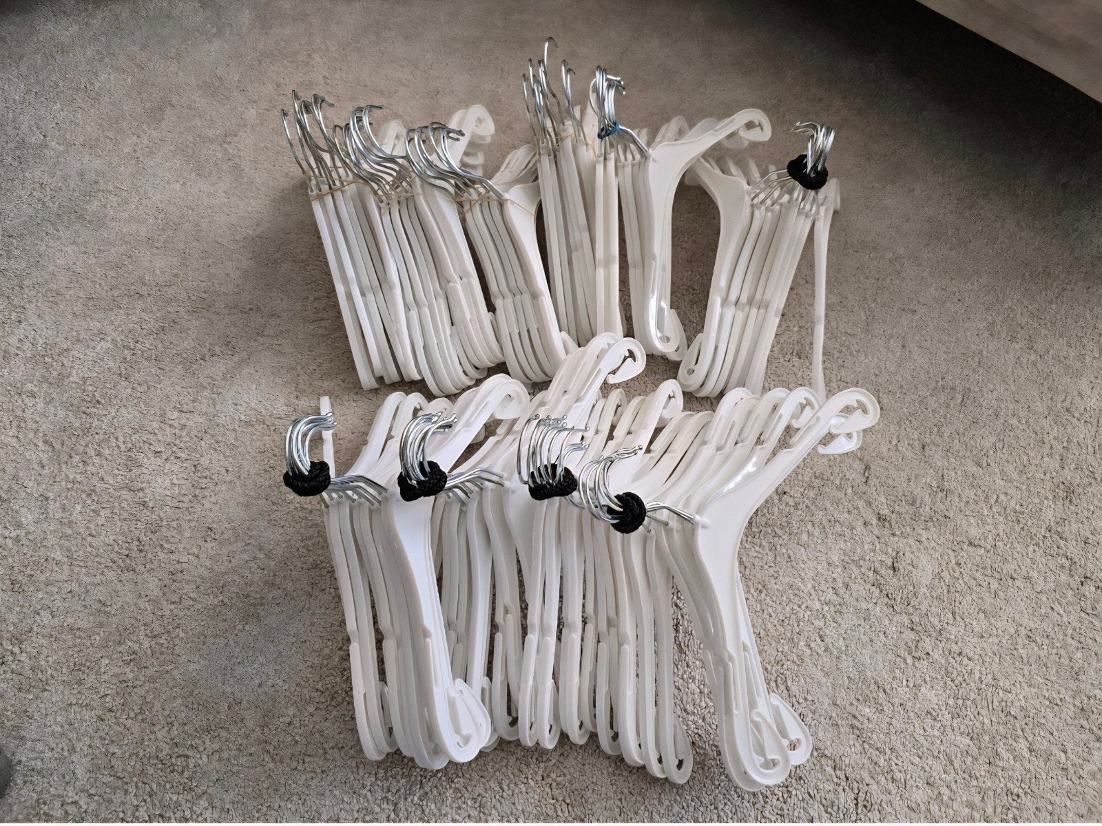 97 Witte Kledinghangers 33 cm baby babykamer kinderkamer, Ophalen of Verzenden, Zo goed als nieuw, Kunststof, Kinderen