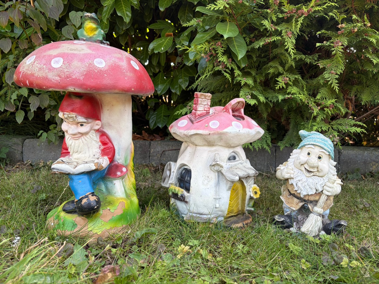 5 x Tuinbeeld met kabouters en paddestoelen  van kunststof, Ophalen of Verzenden, Gebruikt