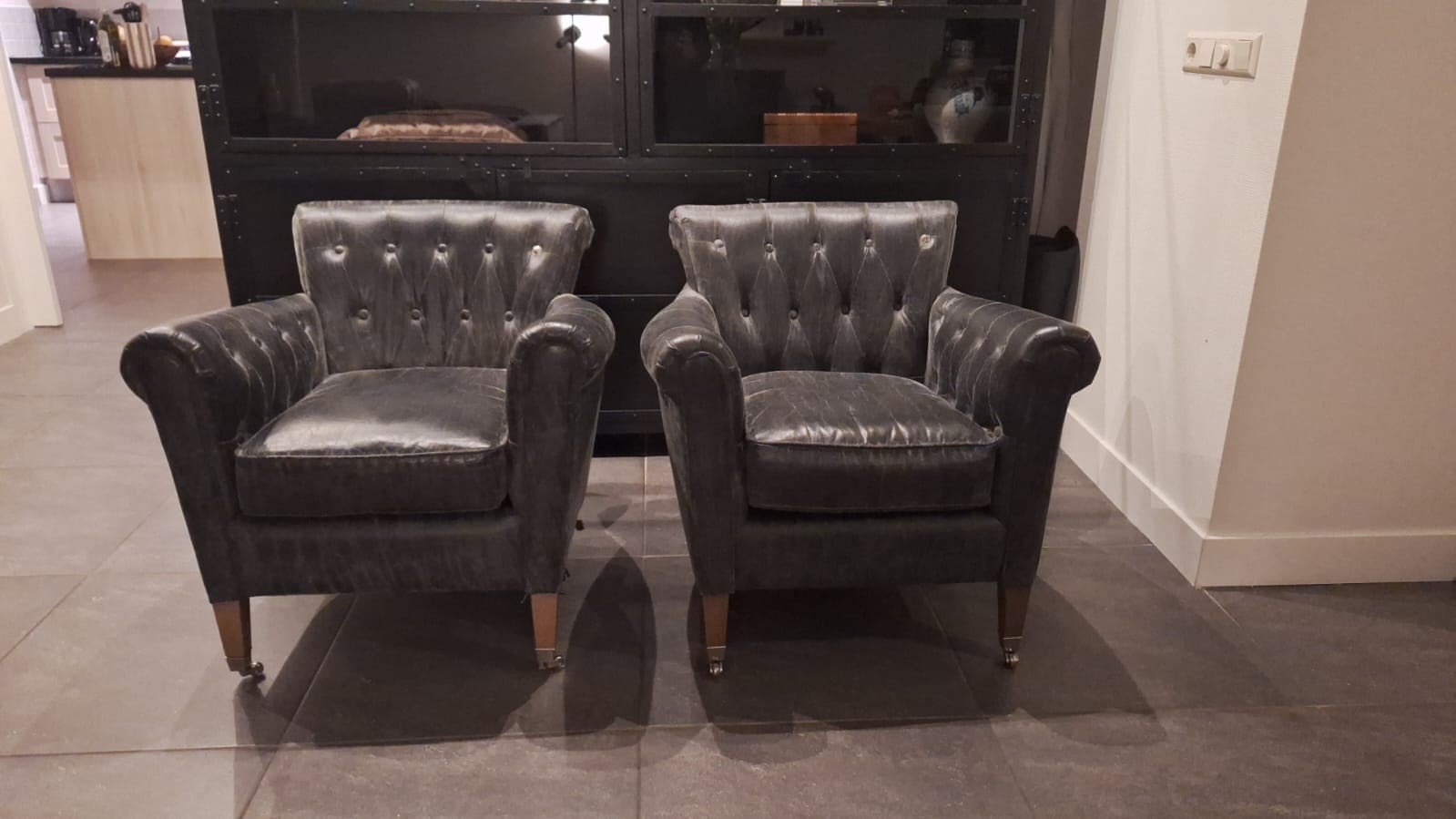 twee leren fauteuils Riviera Maison kleur antraciet plus gr, Ophalen of Verzenden, Gebruikt, Grijs, Twee