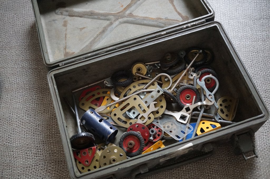 Oude meccanostukken in metalen leger doos, Ophalen of Verzenden