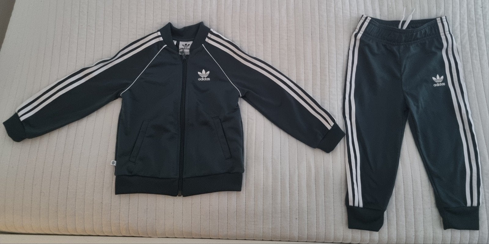 Adidas traningspak donker groen maat 92 merk kleding unisex, Adidas, Verzenden, Jongen of Meisje, Sport- of Zwemkleding