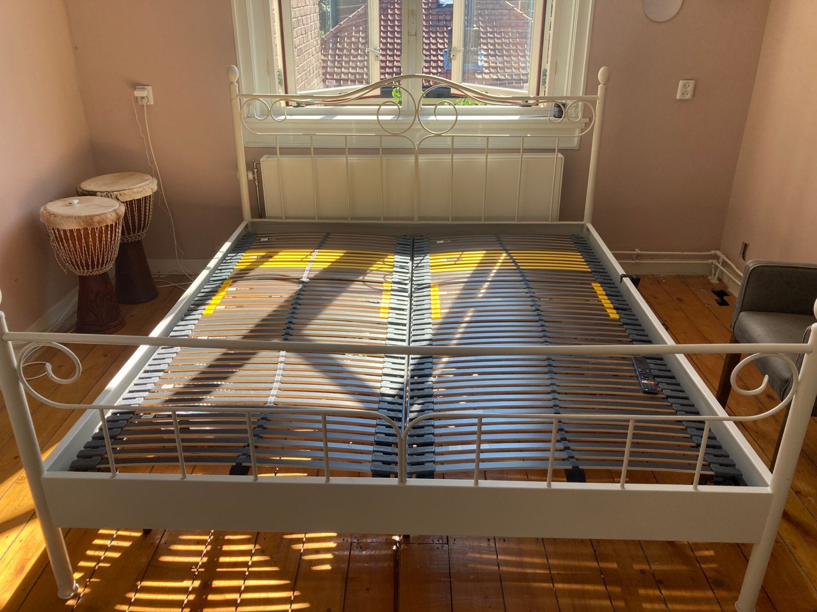 Brocante twee persoons bed zonder lattenbodem, Ophalen, Tweepersoons, Zo goed als nieuw, 180 cm