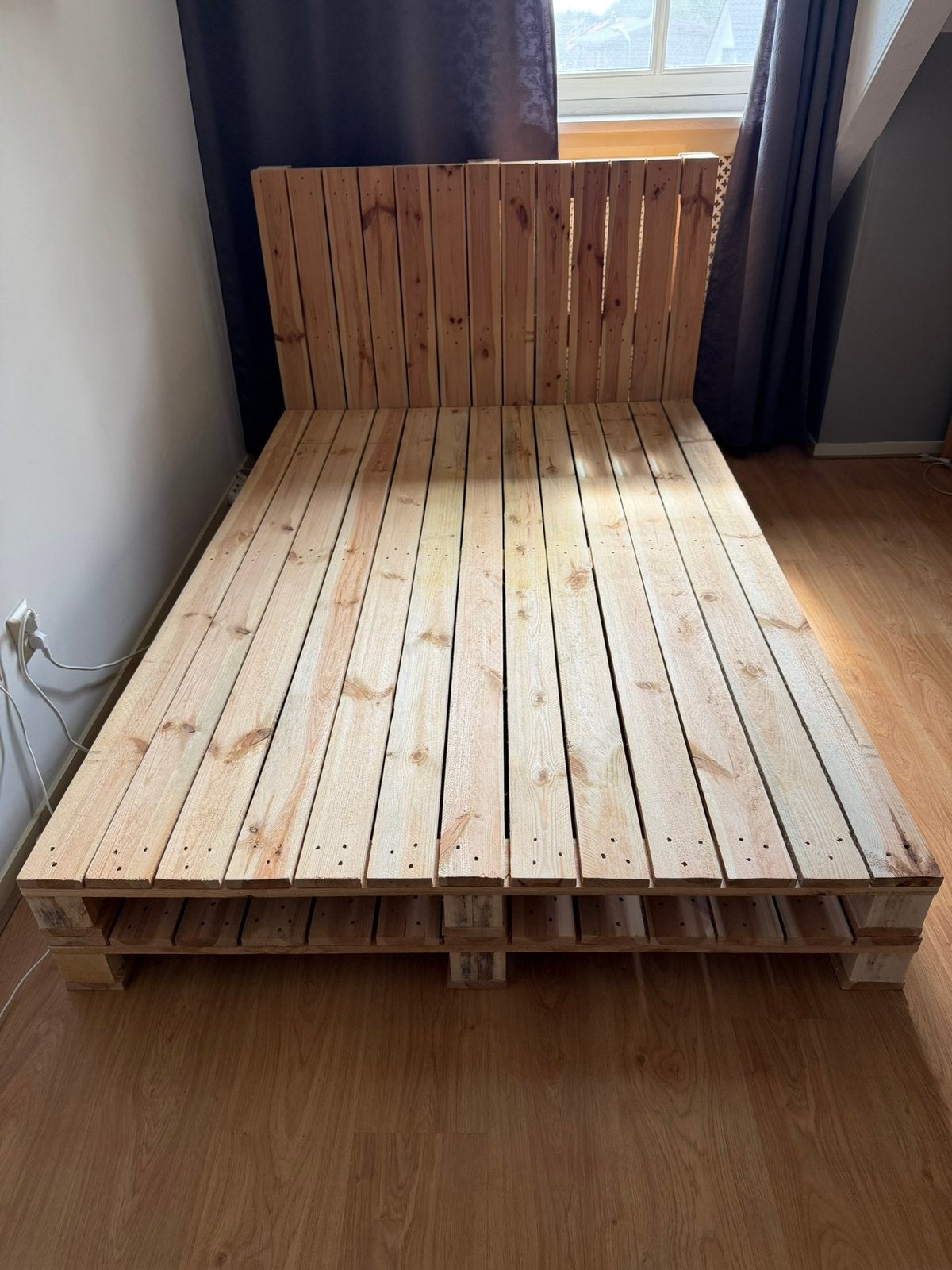 Bed van pallets 140 cm x 210 cm, Ophalen, Gebruikt, Bruin, 210 cm