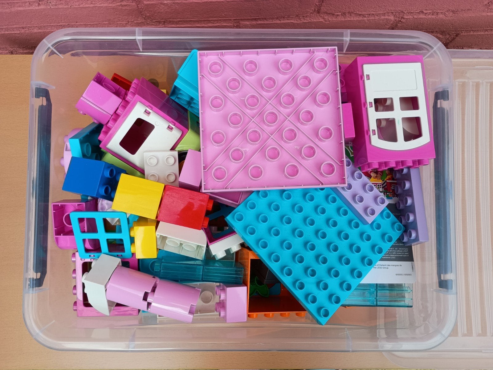 Bak met diverse duplo met voertuigen, figuren en grondplaten, Gebruikt, Ophalen of Verzenden, Duplo, Losse stenen