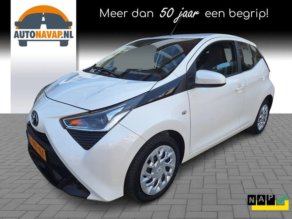 Toyota Aygo 1.0 VVT-i X-Play 5Drs € 10.495,00, Stof, Gebruikt, Start-stop-systeem, 4 stoelen