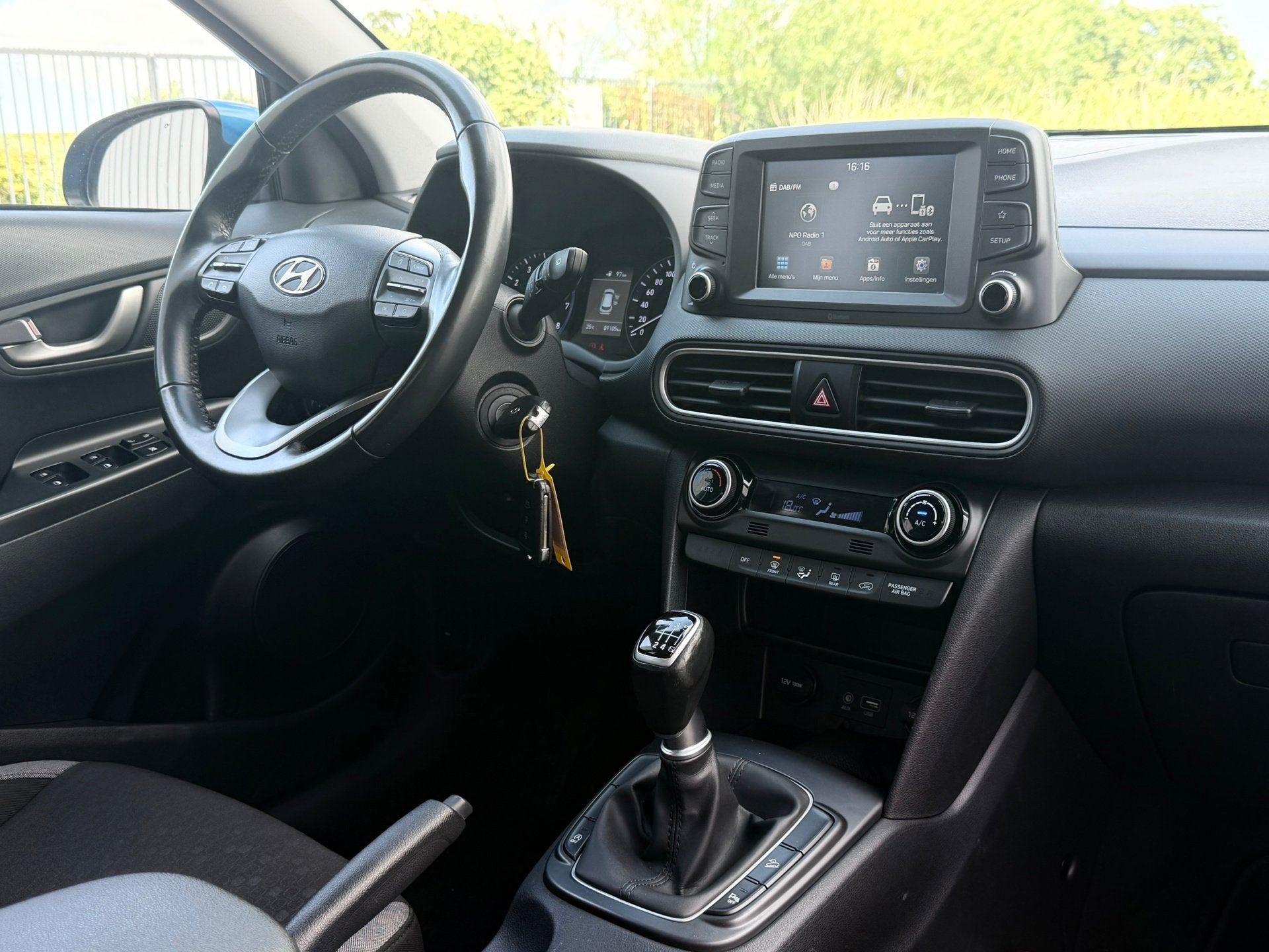 Hyundai Kona 1.0T Comfort Plus Pack - Blue Lagoon - Carplay/, Auto's, Hyundai, Voorwielaandrijving, Dealer onderhouden, Stof, Gebruikt
