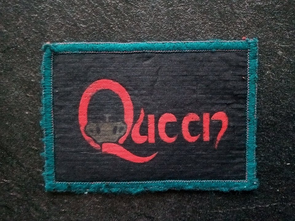 Queen zeer  zeldzame 80's vintage Queen logo patch qu5, Ophalen of Verzenden, Zo goed als nieuw, Kleding