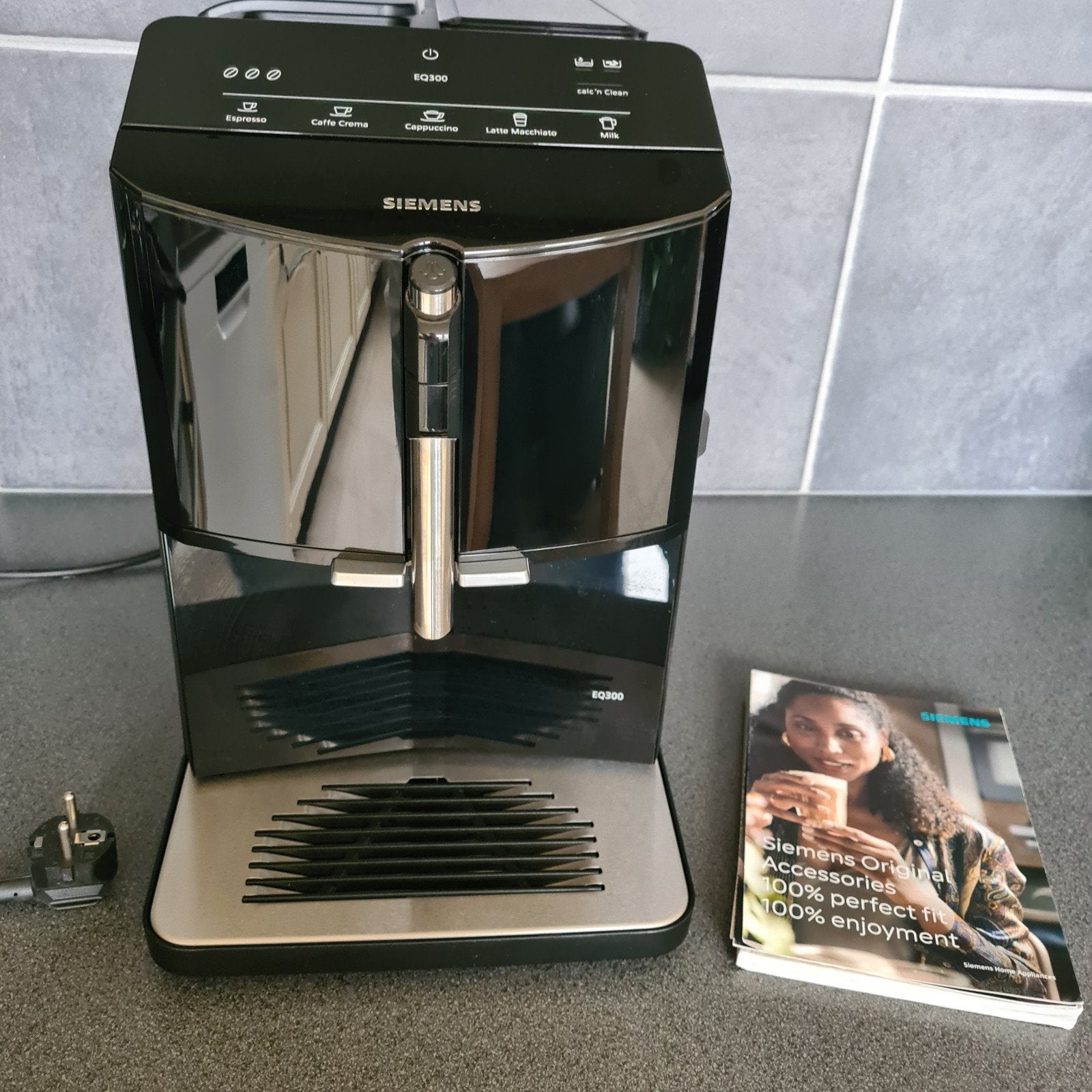 Siemens volautomatisch koffie apparaat eq300, Witgoed en Apparatuur, Ophalen, Koffiemachine, Koffiebonen, Zo goed als nieuw