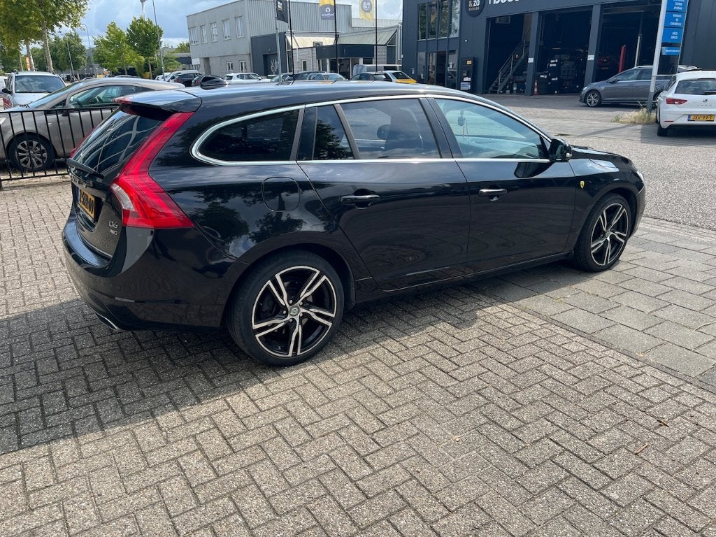 Volvo V60 D6 215pk AWD Plug-in Hybrid 2013 Zwart Automaat, Auto's, Volvo, 1800 kg, Lichtsensor, Zwart, Particulier