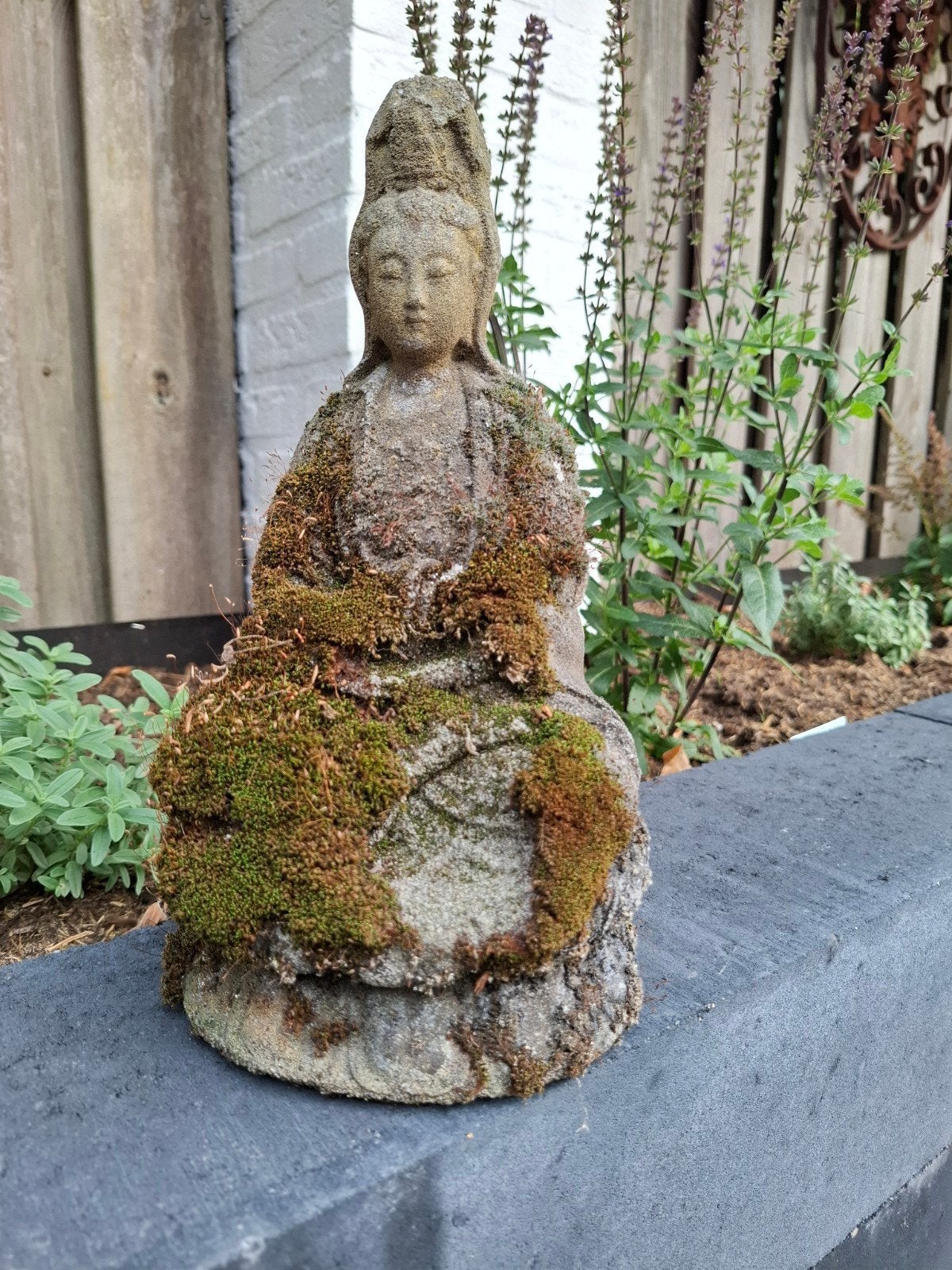 Boeddha beeld steen met mos €15. afh.in Geleen, Ophalen