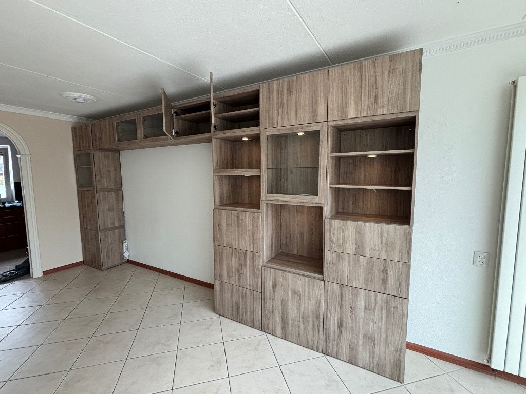 Gereserveerd: Wandkast (480x220x39,5), Ophalen, Met deur(en), 200 cm of meer, 300 cm of meer