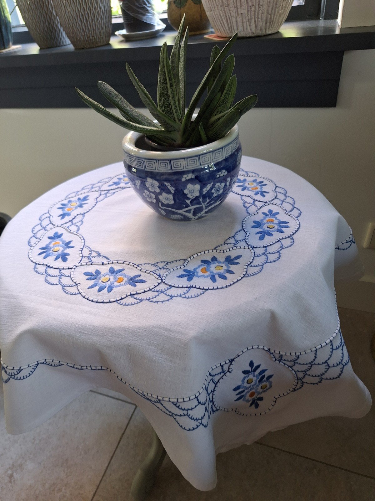 handgeborduurd tafelkleedje wit met blauw, Ophalen of Verzenden, Zo goed als nieuw, Vierkant