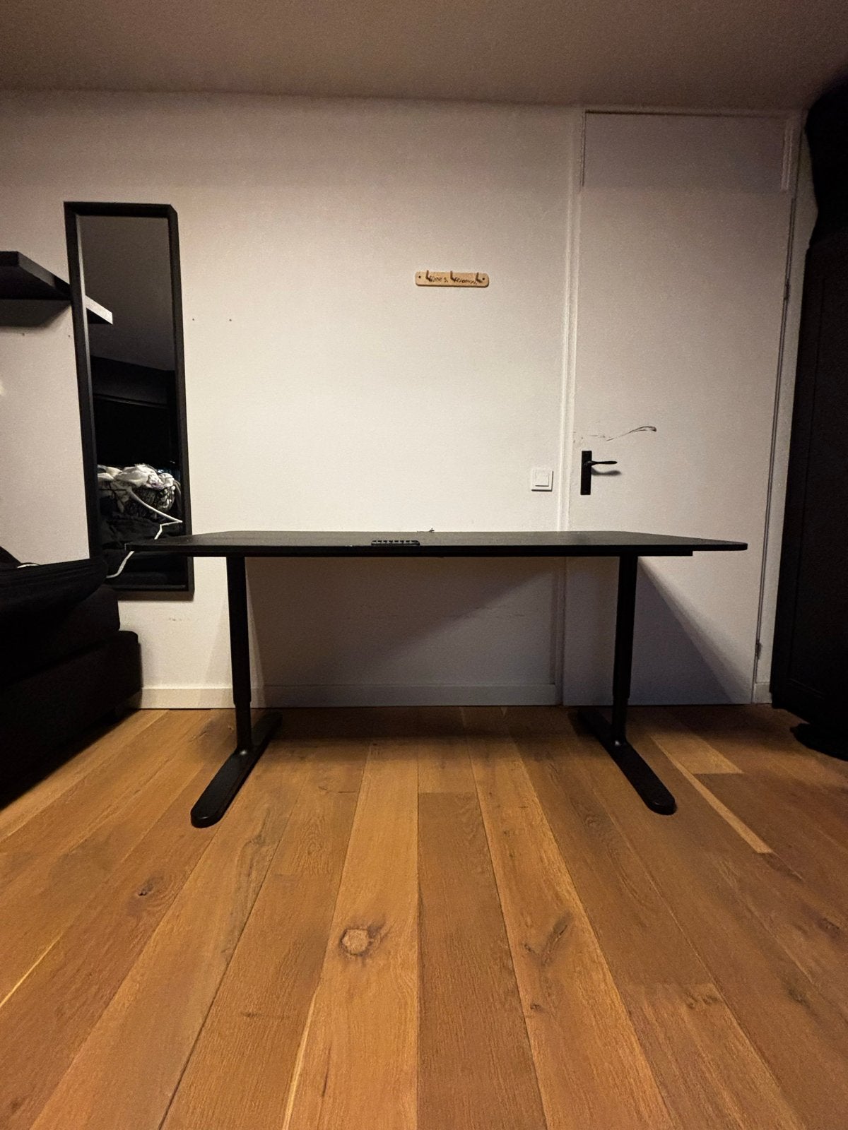 Zwart Verstelbaar Bureau - Gebruikt met lichte schade, Huis en Inrichting, Ophalen, Gebruikt, In hoogte verstelbaar, Zit-sta bureau