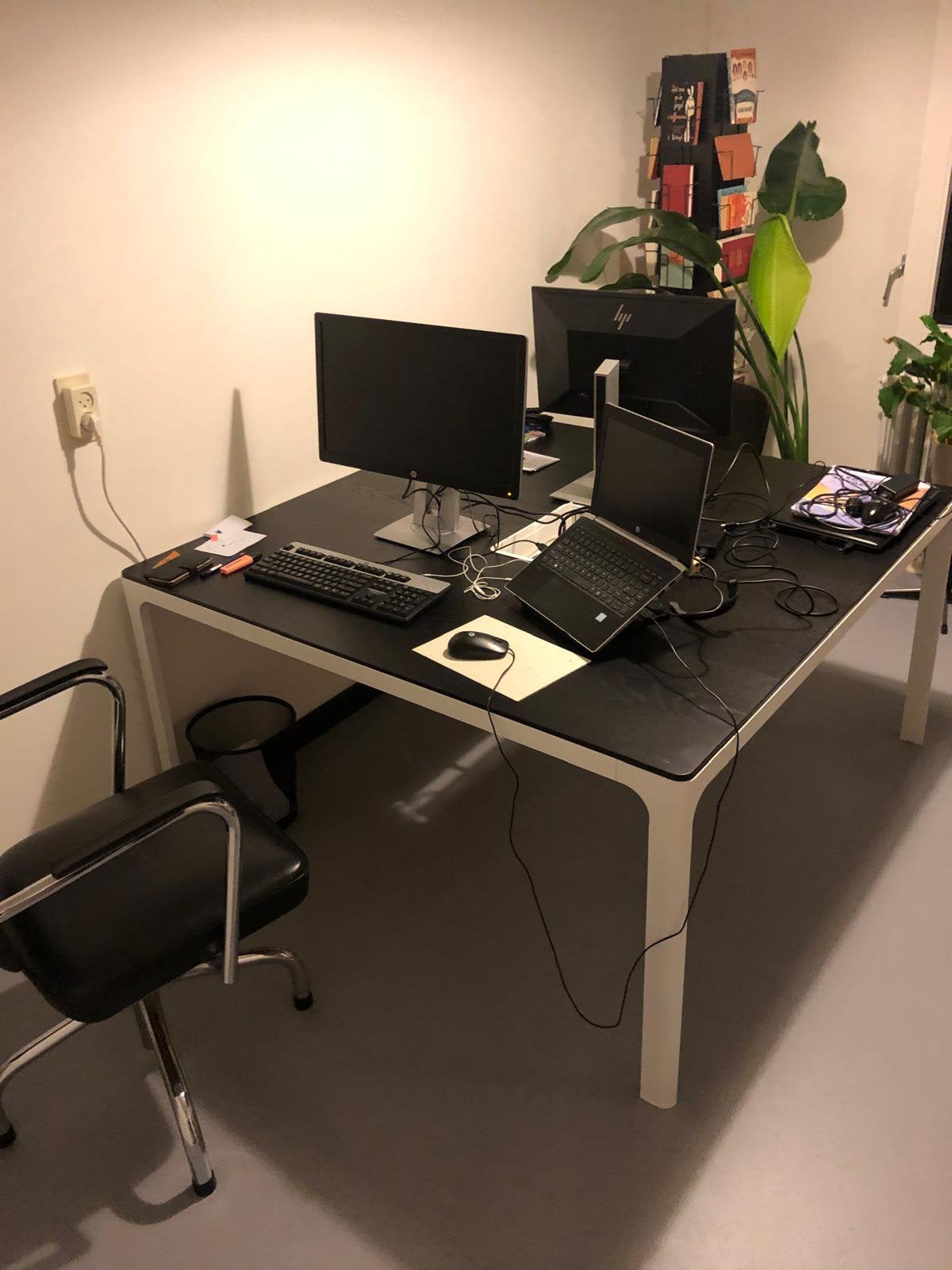 IKEA Bekant dubbel bureau, Ophalen, Zwart, 140 cm, Zo goed als nieuw