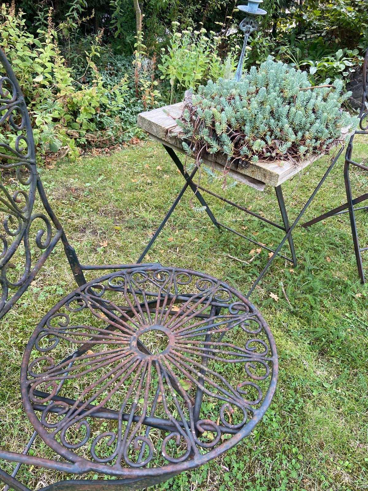 Brocante bistroset: 2 stoelen en tafeltje met houten blad, Antiek en Kunst, Ophalen