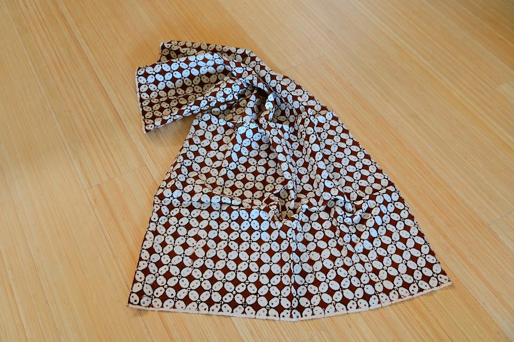 Kleine batik hoofddoek – Kawung-motief – Java Indonesië, Hobby en Vrije tijd, Stoffen en Lappen, Bruin, Nieuw, Ophalen of Verzenden