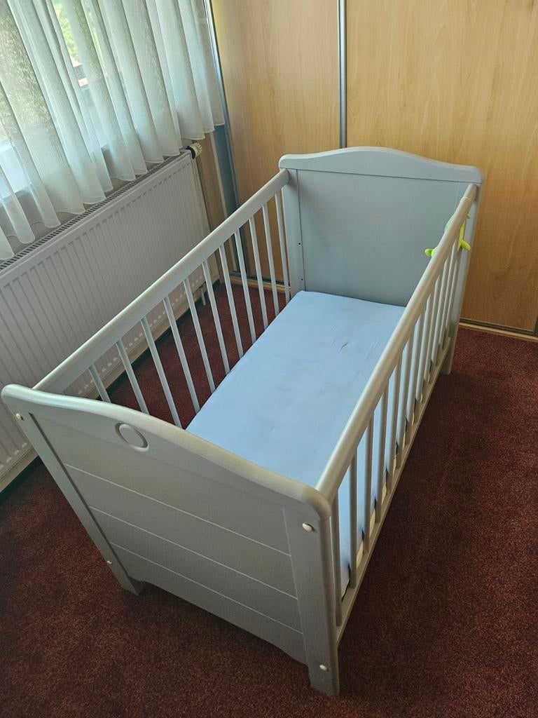 Ledikant grijs 60x120cm incl matras en toebehoren., Ophalen, Zo goed als nieuw, Ledikant