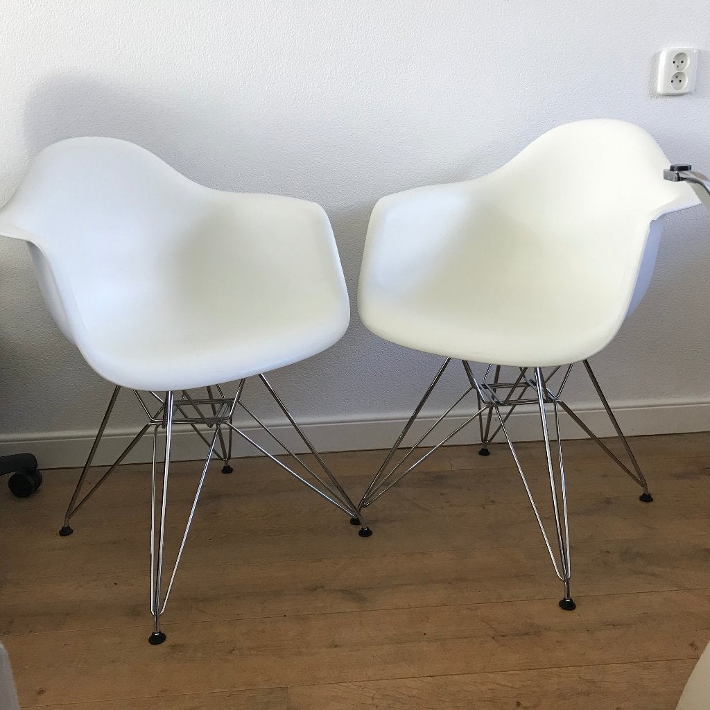 2 Vitra DAR stoel stoelen Eames plastic chair wit design, Gebruikt, Wit, Ophalen of Verzenden, Nvt