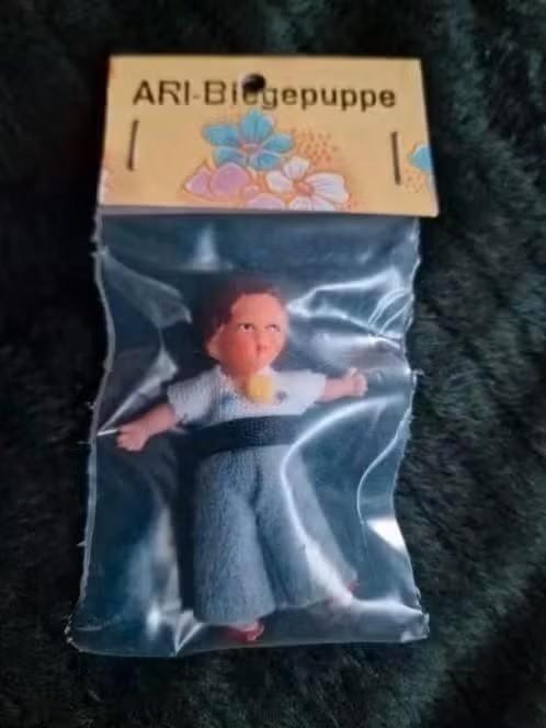 poppenhuis miniaturen ari popje 6 cm nr 155 orginele verpakk, Ophalen of Verzenden, Nieuw, Pop