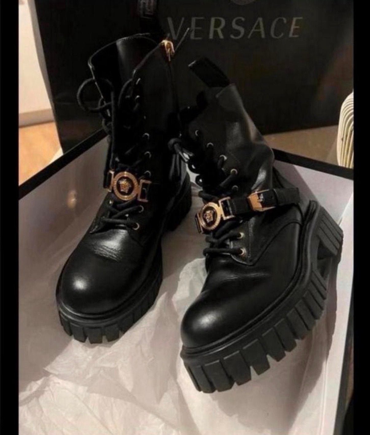 Versace laarzen met gouden details, Ophalen of Verzenden, Zo goed als nieuw, Zwart, Lage of Enkellaarzen